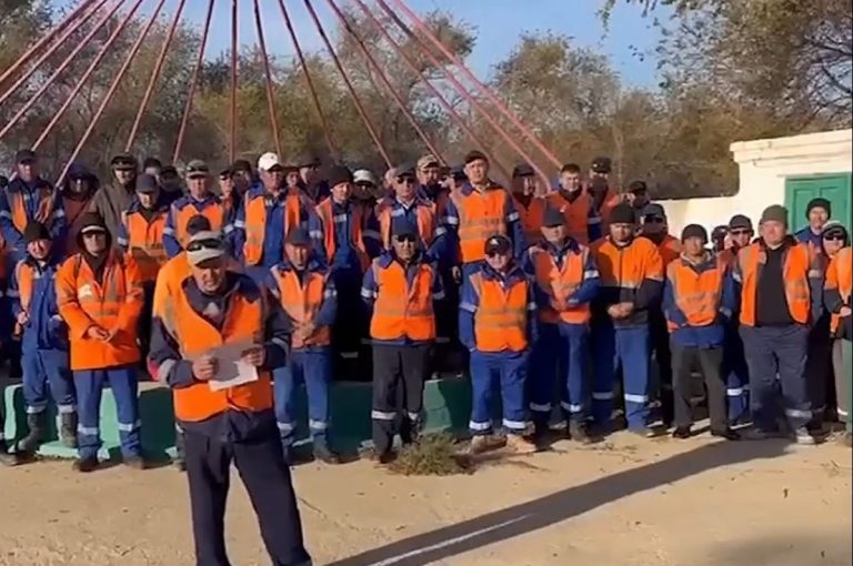 «Тынышталыңдар!»: Маңғыстауда ҚТЖ басшылығы жұмысшылар жиналысына «криминал» өкілдерін әкелген (видео)