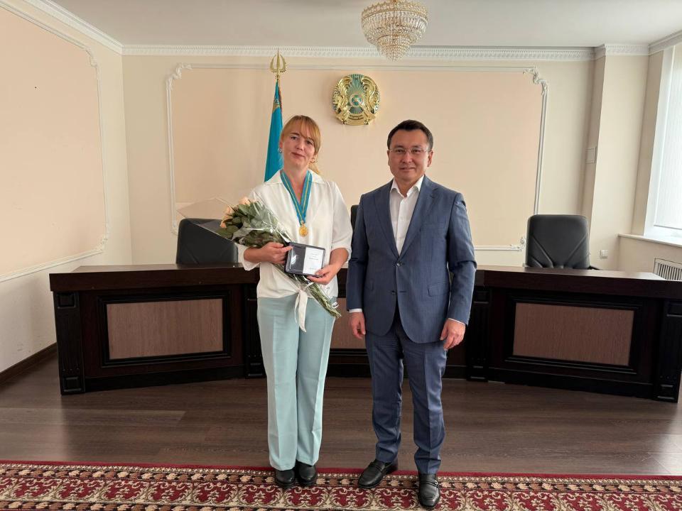 Степногорскте «Алтын алқа» алған ана марапатталды