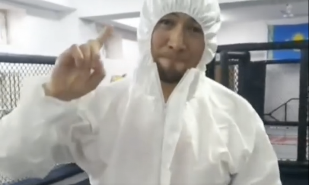 «Коронавирустың қорғаныш киімін салмақ қууға пайдалануға болады»: Ардақ Назаров тағы күлкіге қалды