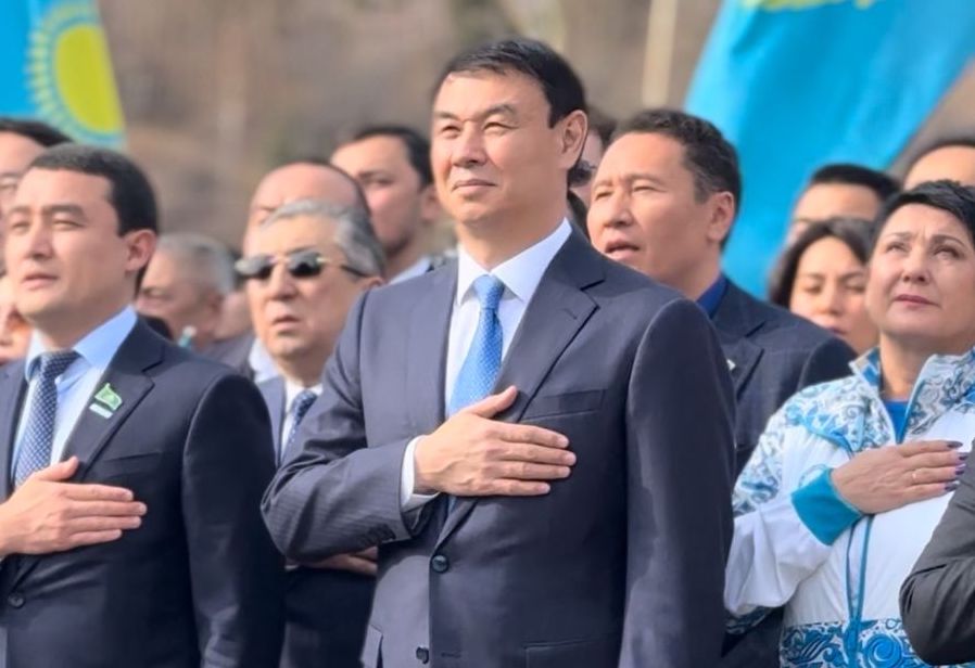 Алматыда Республика күніне орай Мемлекеттік туды көтеру рәсімі өтті