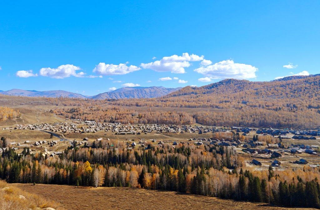 Туристер шығармашыл тұлғаға айналуда: Синьцзянның көне ауылы жастардың жүрегін жаулап алды