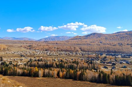 Туристер шығармашыл тұлғаға айналуда: Синьцзянның көне ауылы жастардың жүрегін жаулап алды