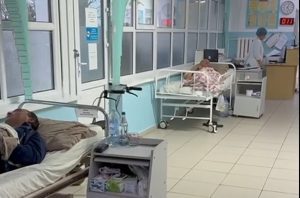 «Лежим в коридоре»: в Карасайской больнице Алматинской области не хватает мест для пациентов с сердечными заболеваниями