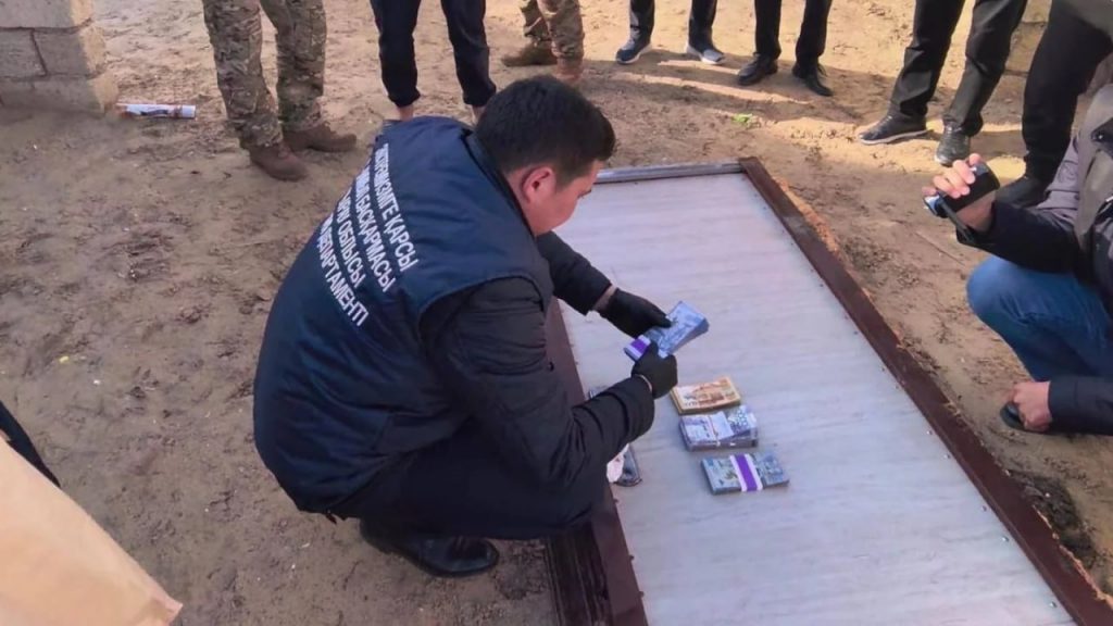 Атырауда белсенді ұсталды: Мердігерден 30 миллион теңге бопсалаған