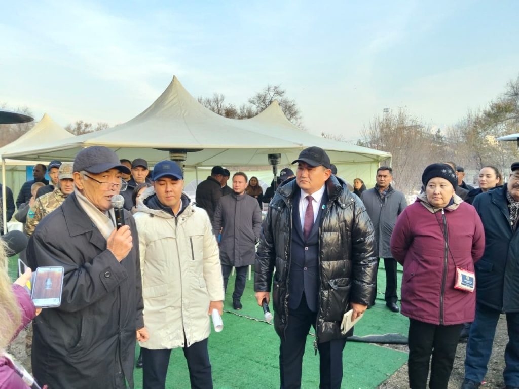 «Бір де бір заңсыздық таппадым»: Алматыда халықпен кездескен Бақытжан Базарбек құрылыс дауына қатысты пікір білдірді