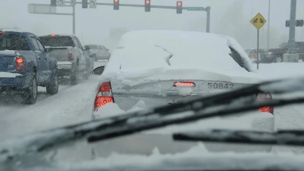После ночного снегопада в Алматы произошло 17 ДТП