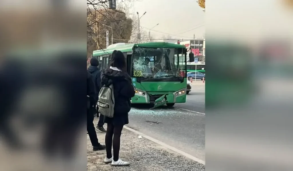 Зардап шеккендер бар: Алматыда екі автобус соқтығысты