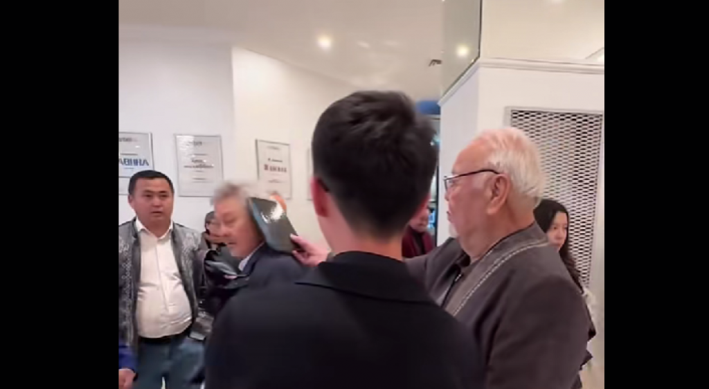 «Алжиын деген бе»: Асанәлі Әшімов шәкіртінің басынан ұрып жіберді (ВИДЕО)