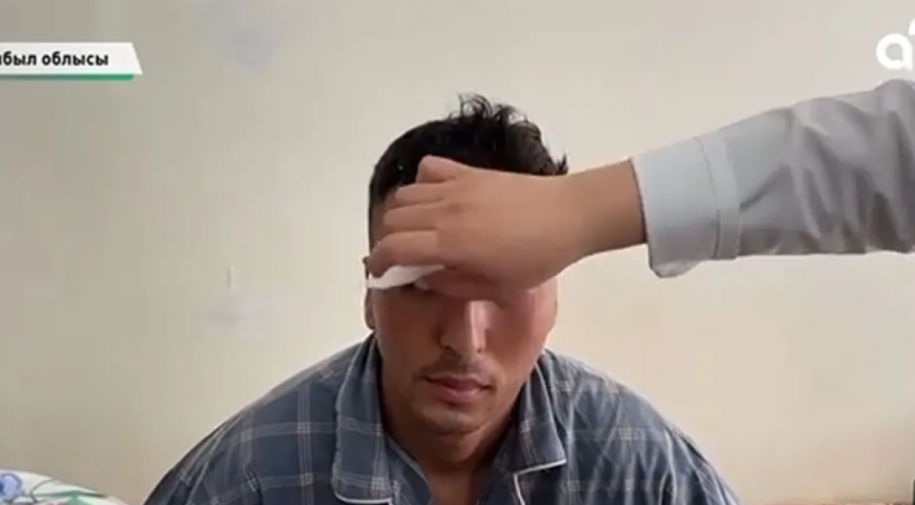 В Жамбылской области солдат получил серьёзную травму глаза из-за неудачного трюка на присяге