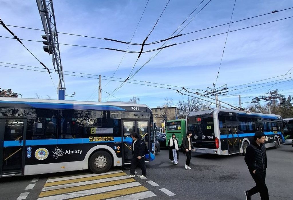 Алматыда Сайран маңындағы «жарылыс»: Тұрғындар неге жарықсыз қалды?