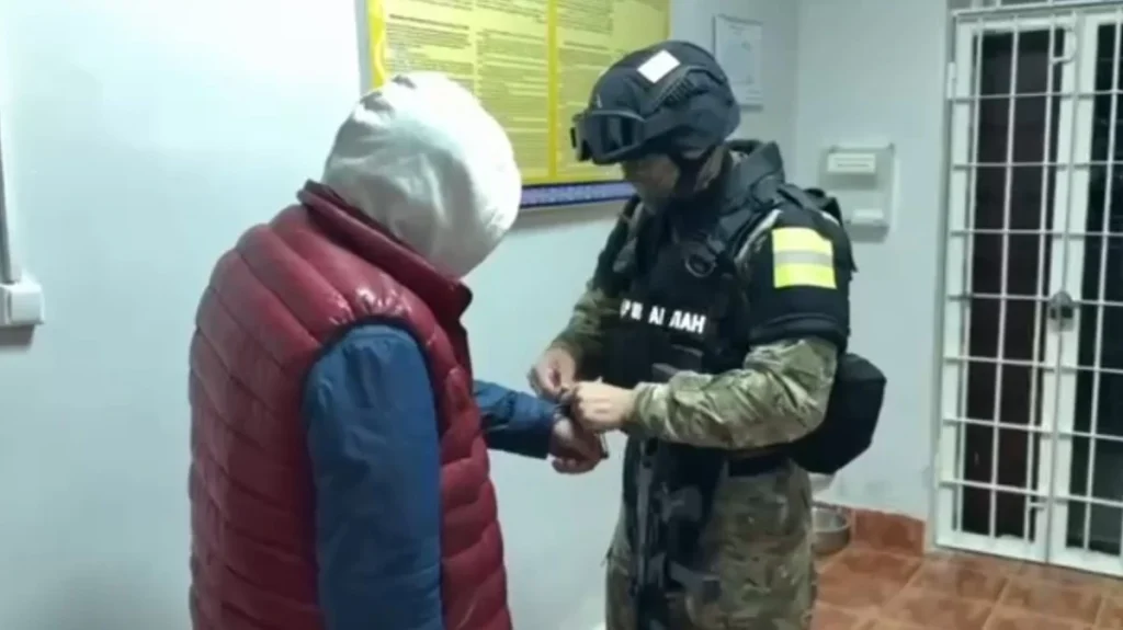 «Он млн теңге бопсалаған»: Шымкентте Azattyq ruhy-ның бұрынғы тілшісі ұсталды