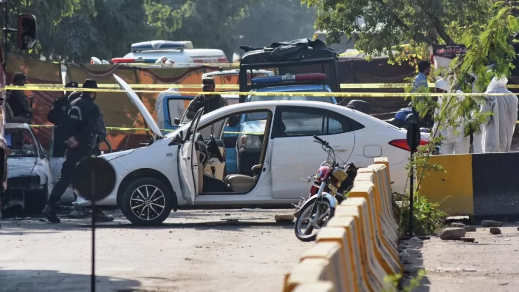 Пәкістанда лаңкес сот ғимаратының алдында өзін жарып жіберді: 12 адам қаза тапты