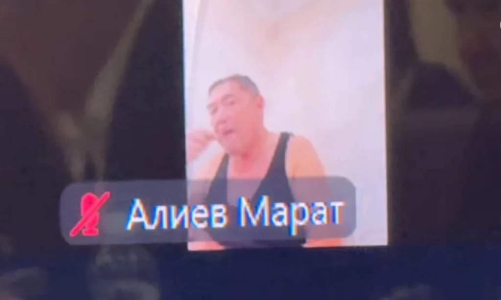 «Тамақты алдына қойып, майкамен отыр: Мәжіліс отырысына онлайн қосылған қатысушы қазақстандықтарды таңғалдырды