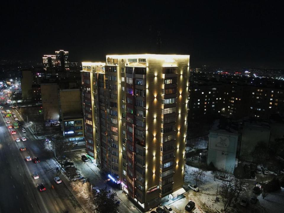 Әуезов ауданындағы 18 ғимаратқа архитектуралық жарықтандыру орнатылып, 37 тұрғын үйдің қасбеті қараша айының соңына дейін жөнделеді