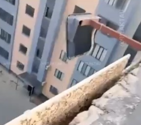 «Бала-шағаны майып қылады»: Ақтауда әкімдік сапасыз үйді қабылдап алған