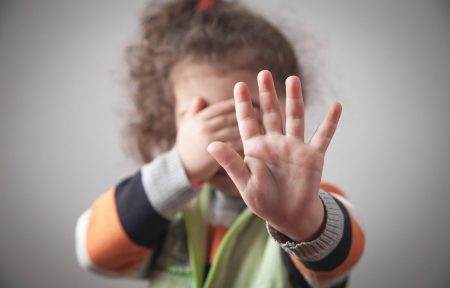 «Жасырын есіктен кірген»: Оралда кішкентай қызды балабақша иесі зорлаған деген күдікке ілінді