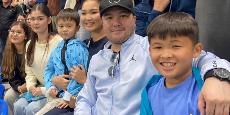 «Күйеу ретінде рөлін жақсы атқара алмаған шығар»: Тұрсынбек Қабатовтың үшінші қызы анасын тастап кеткен әкесіне араша түсті