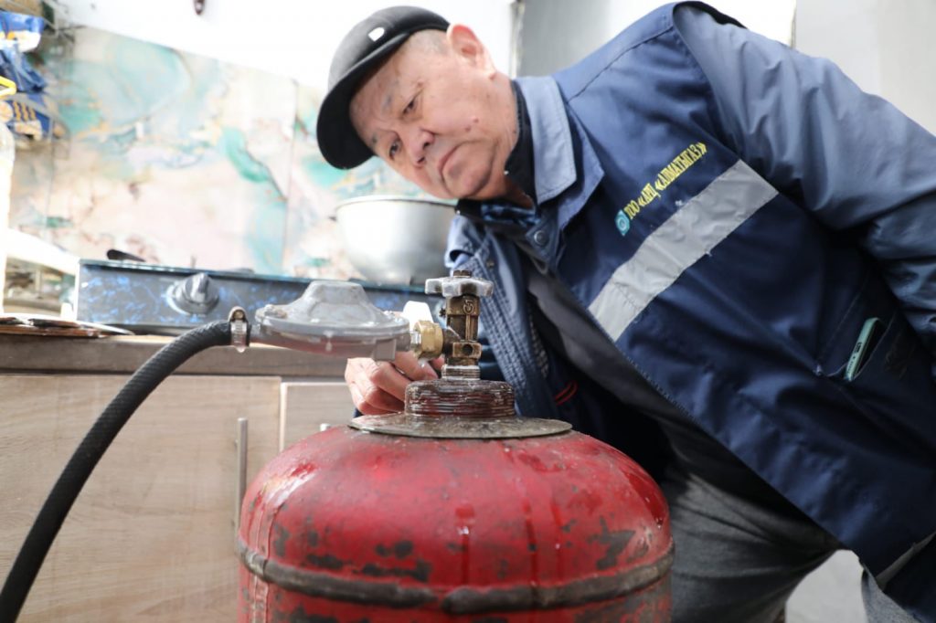 Алматы усиливает пожарную безопасность: спасательные датчики устанавливают в частных домах