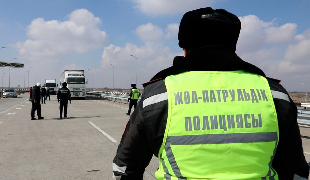 Жүргізуші назарына: Полиция тоқтатқанда көліктен шығу міндетті ме?