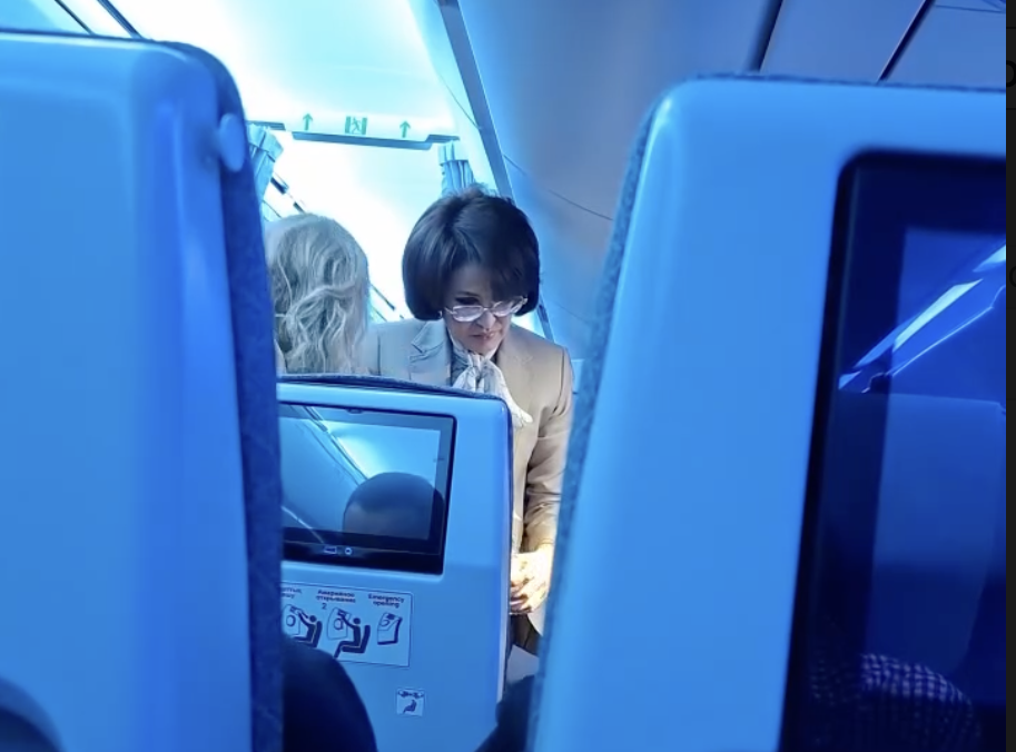 «Өз жұмысын ұқыпты атқарды»: Министр Әлназарова ұшақта жағдайы нашарлаған жолаушыға дереу көмектесті