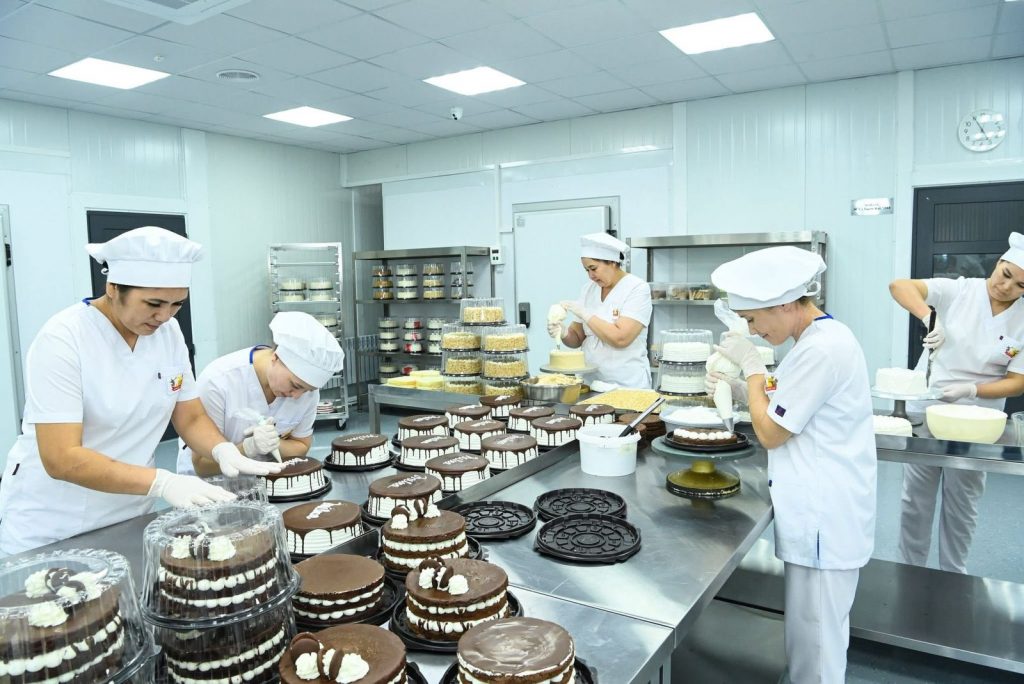 «Куликовқа бәсекелес»: Қызылордадағы тоқаш, торт өнімдерін шығаратын кешен 170 адамды жұмыспен қамтымақ