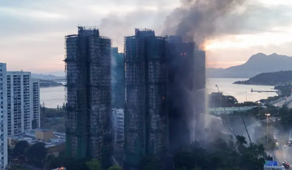 Масштабный пожар в Гонконге: 44 погибших, сотни пропавших, расследование продолжается