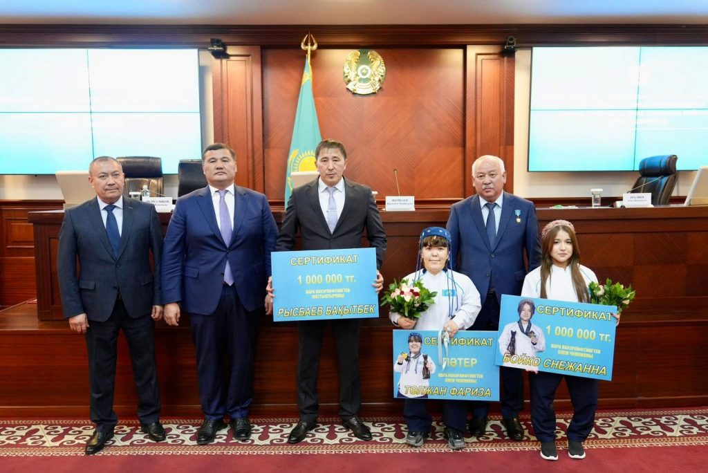 Қызылордада парапауэрлифтинг әлем чемпиондарына жаңа пәтер мен қаржылай сыйақы табыс етілді